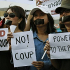Activistas a favor de la democracia se manifiestan en Bangkok, este viernes.
