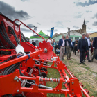 Mañueco ayer, en la Feria Nacional de maquinaria agrícola y Feria del vehículo de ocasión de Lerma. RICARDO ORDÓÑEZ