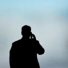 Un hombre habla por teléfono durante el Mobile World Congress, el pasado febrero.