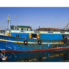 Agentes de Vigilancia Aduanera han apresado hoy un barco (en la foto) en el que han incautado 17 toneladas de hachís y han sido detenidas 14 personas, entre ellas dos menores. La embarcación fue interceptada por el patrullero 'Décimo aniversario de Málaga