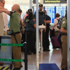 Pasajeros en los controles de seguridad de El Prat, el primer día de huelga total.