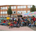 Alumnos, padres, madres y profesores se concentraron ayer frente a las puertas del IES Santa María de Carrizo.