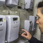 Una usuaria inspecciona uno de los nuevos contadores de luz.