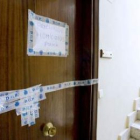 Acceso a la vivienda de la calle Álvaro Bazán donde fueron encontrados los cadáveres.