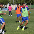 El jugador se ejercitó junto a sus nuevos compañeros en las instalaciones del Club Deportivo Flores del Sil.