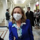 Nadia Calviño a la salida de un pleno de control al Gobierno en el Senado. DAVID FERNÁNDEZ