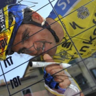 Alberto Contador firma en la salida de etapa de la Tirreno-Adriático.