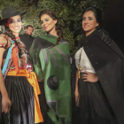La modelo Ximena Suárez, a la derecha, ayer en el desfile de moda en Bolivia. MARTÍN ALIPAZ
