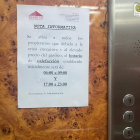 Anuncio colocado en un ascensor sobre el recorte de las horas de calefacción. DL
