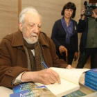 Antonio Pereira, firmando ejemplares de 'La divisa en la torre', en una imagen del 2007.