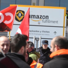 Los sindicatos cifran en el 95% el seguimiento por parte de los trabajadores del segundo y último día de huelga en el centro logístico de Amazon en San Fernando de Henares (Madrid).