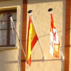 Banderas en un ayuntamiento de un pueblo. EFE