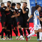 Los jugadores del Sevilla celebran el gol de Óliver Torres. K. HUESCA