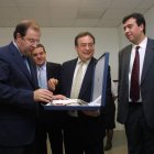 Herrera, Ismael Álvarez y el director de LM, Melchor Ruiz (2001). Derecha, protesta en el 2009.