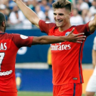 El jugador belga Meunier celebra su primer gol con Lucas Moura en el Ohio Stadium.