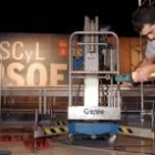 Un operario trabaja en el montaje del escenario del congreso autonómico del PSOE en Valladolid