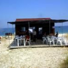 Varios veraneantes disfrutan de un chiringuito situado en una playa española