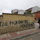 Una pintada en un muro de La Robla alusiva a la situación del sector.