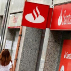 Una agencia del Santander junto a otra del Popular.