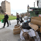 Las imágenes de la basura sin recoger en Ponferrada amenazan con repetirse a partir del 3 de abril. L. D. M.