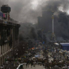 El humo se eleva por encima de las barricadas, este jueves en la plaza de la Independencia de Kiev, tras reanudarse los enfrentamientos.