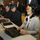 La subdelegada de Gobierno, Teresa Mata y la concejala de Juventud del Ayuntamiento de León, Marta Mejías, participan en uno de los talleres