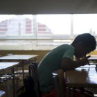Un estudiante de ESO prepara sus exámenes de recuperación de septiembre en un instituto.
