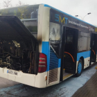Estado en el que quedó el autobús tras el incendio del motor. DL