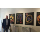 Adolfo Alonso Ares, junto a algunas de las obras presentes en la exposición ‘Pasajes del otoño’ en la Galería Bernesga. DL