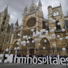 La suelta de globos fue realizada por medio centenar de personalidades de la provincia. RAMIRO