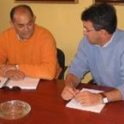 El director del colegio,  Ignacio Alonso, con Juan Martínez Majo en un momento de la reunión