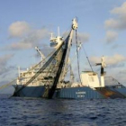 Imagen del «Alakrana» secuestrado en aguas somalíes el 2 de octubre del 2009.