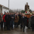 Los hermanos del cofradía procesionaron ayer la imagen del santo abad.
