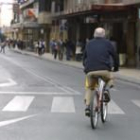 Un ciclista emboca la calle Independencia en el Día sin Coches del año pasado