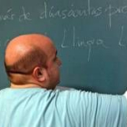 Un profesor de lengua leonesa, dando una de sus clases, en una imagen de archivo