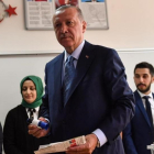 Erdogan vota en un colegio electoral en Estambul.
