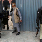 Un estudiante entra en la escuela de Peshawar atacada por los talibanes el pasado diciembre.
