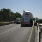 El accidente tuvo lugar en la carretera que une Adanero y Gijón.