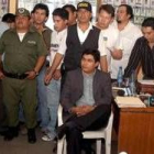 Saúl Encinas (sentado) fue puesto en libertad