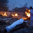 Un hombre eleva sus oraciones antes de encender la pira de un cadáver. IDREES MOHAMMED