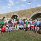 Los leoneses residentes en Cataluña junto al alcalde de Hospital, Enrique Busto, primero por la derecha.