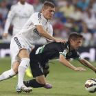 El centrocampista argentino del Córdoba Federico Cartabia cae tras la entrada del alemán del Real Madrid Toni Kroos.