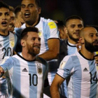 Messi y Mascherano celebran la clasificación de Argentina al Mundial.