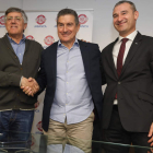 El presidente del Abanca Ademar, Cayetano Franco, junto al nuevo entrenador del equipo, Manolo Cadenas, durante la presentación. RAMIRO