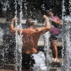 Un hombre se refresca en un parque de Alicante. MANUEL LORENZO