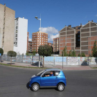 El solar se encuentra en la confluencia de la avenida de La Libertad y Camino de Santiago.