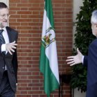 Rajoy recibe a Griñán a su llegada a La Moncloa.