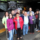 Familiares de los nuevos encerrados (primer plano),con cuatro de los siete de Santa Cruz.