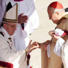 El papa Francisco recibe el anillo del Pescador de manos del cardenal italiano Angelo Sodano durante la misa solemne de inicio de su pontificado en la plaza de San Pedro en el Vaticano