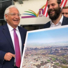 El embajador de EEUU en Israel, David Freidman, con la polémica imagen en que no está la mezquita de la Roca.
